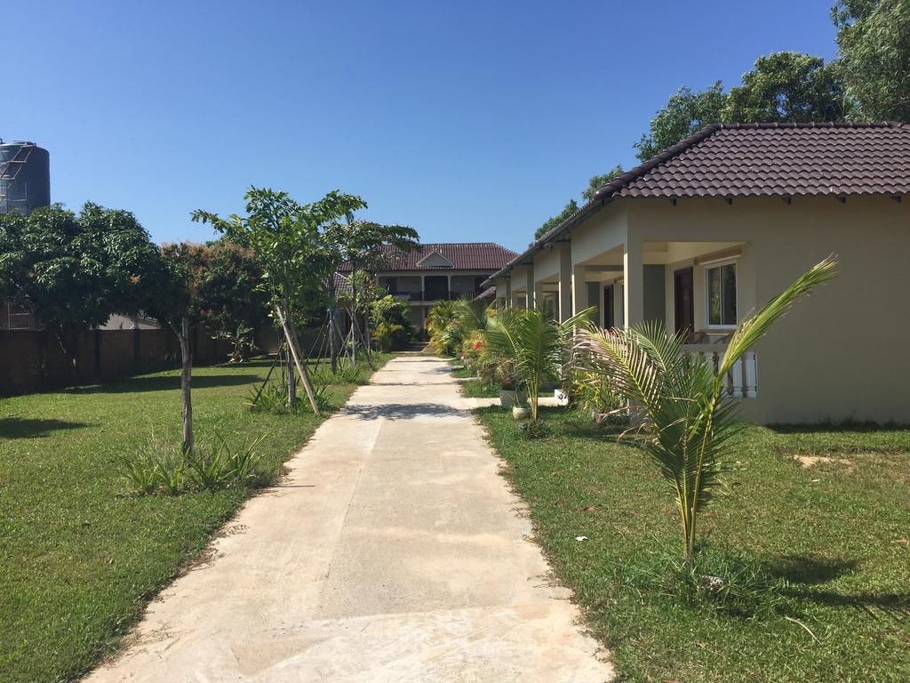 The Moonflower Bungalow Hotel Sihanoukville Esterno foto