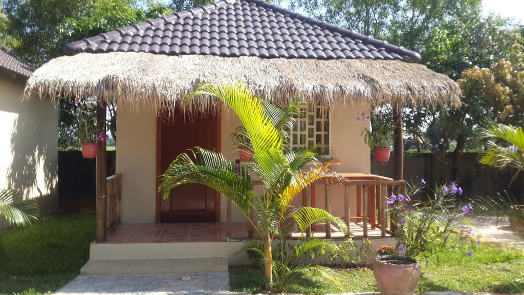 The Moonflower Bungalow Hotel Sihanoukville Esterno foto