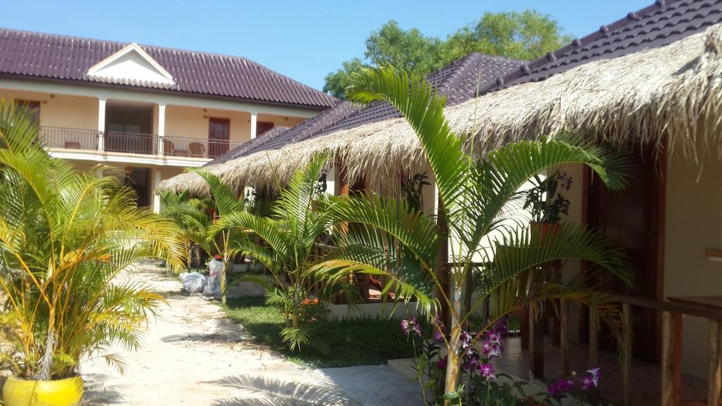 The Moonflower Bungalow Hotel Sihanoukville Esterno foto